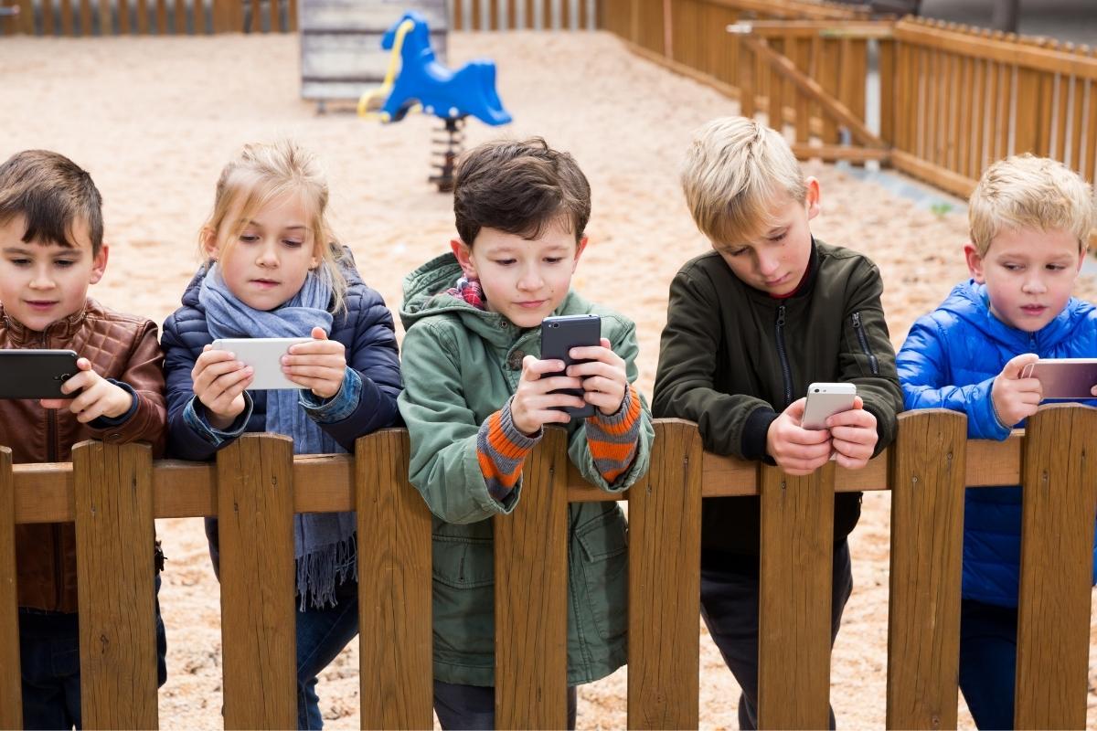 Rodzic analizuje ceny aplikacji kontroli rodzicielskiej Beniamin na laptopie aby zadbać o bezpieczeństwo dziecka w internecie w 2026 roku