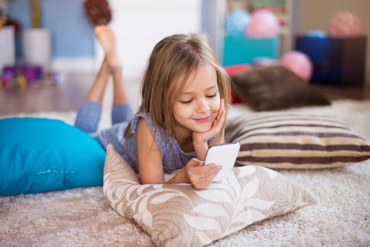 Rodzic sprawdzający historię lokalizacji dziecka w aplikacji kontroli rodzicielskiej na telefonie