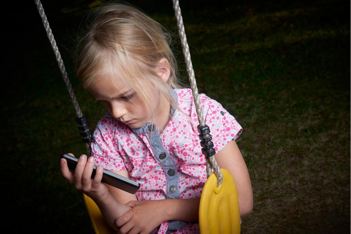 Rodzic rozmawia z dzieckiem o bezpieczeństwie w klasowej grupie na WhatsAppie