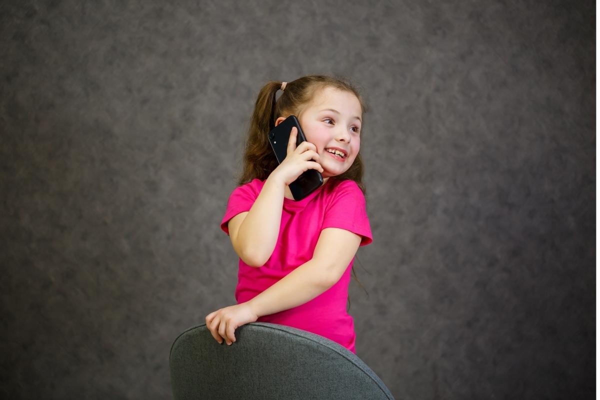 Rodzic sprawdzający czy dziecko używa VPN aby obejść blokady rodzicielskie w telefonie