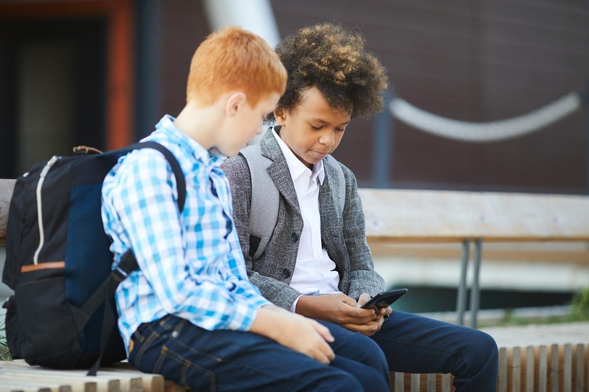 Rodzic zabezpiecza telefon dziecka przed instalacją nieznanych aplikacji APK na Androidzie