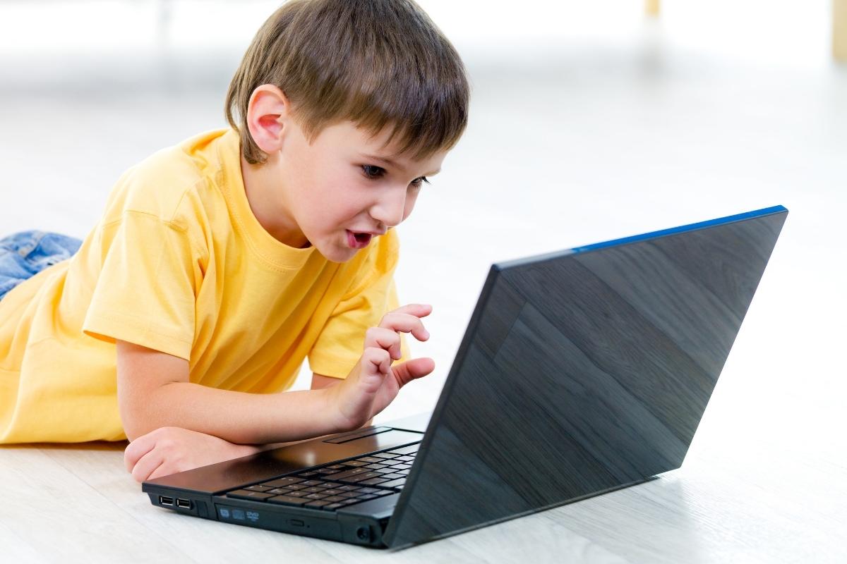 Rodzic sprawdza bezpieczeństwo dziecka w internecie na smartfonie z aplikacją kontroli rodzicielskiej Beniamin