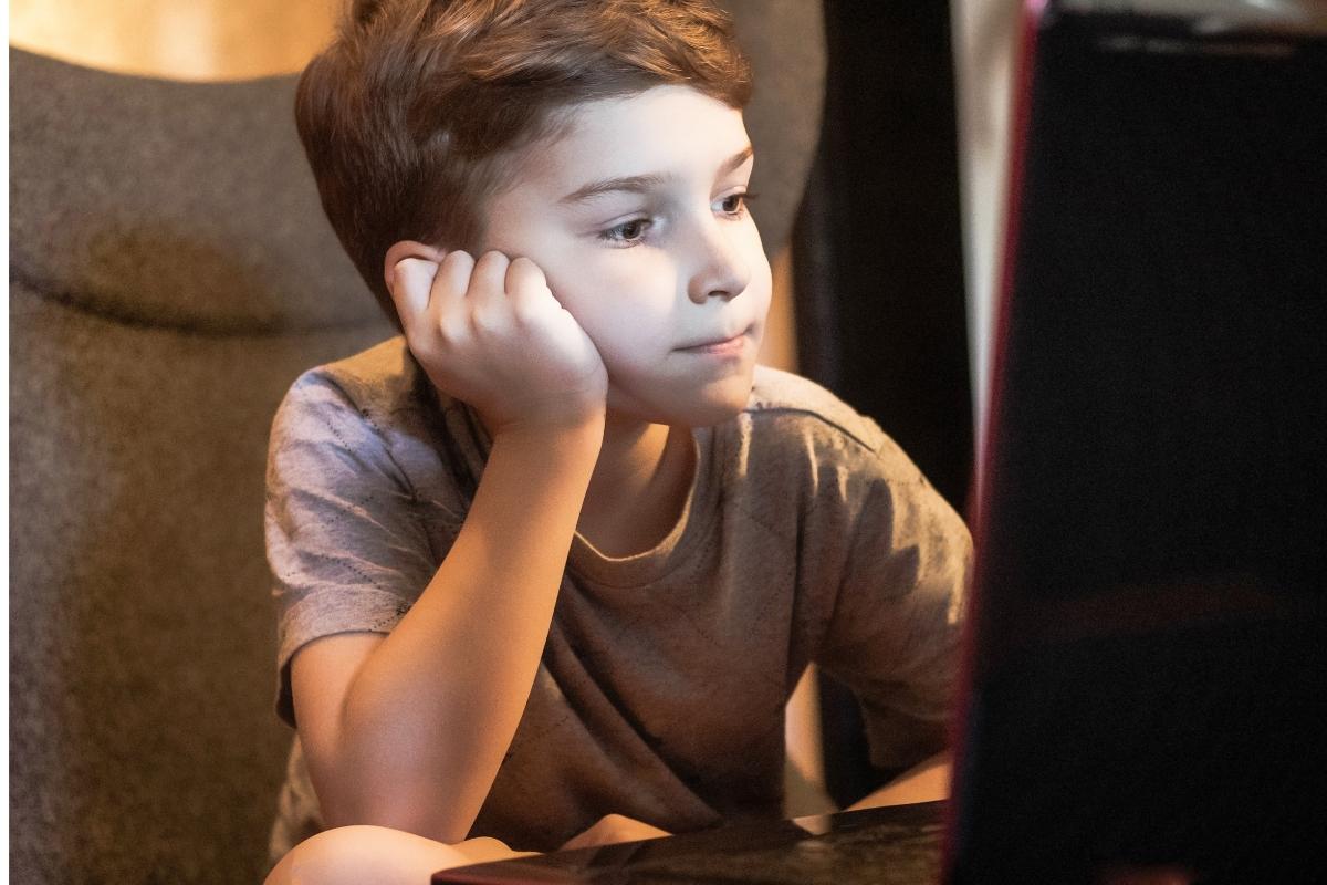 Rodzic kontroluje bezpieczeństwo dziecka w Google Classroom i Microsoft Teams za pomocą aplikacji kontroli rodzicielskiej Beniamin