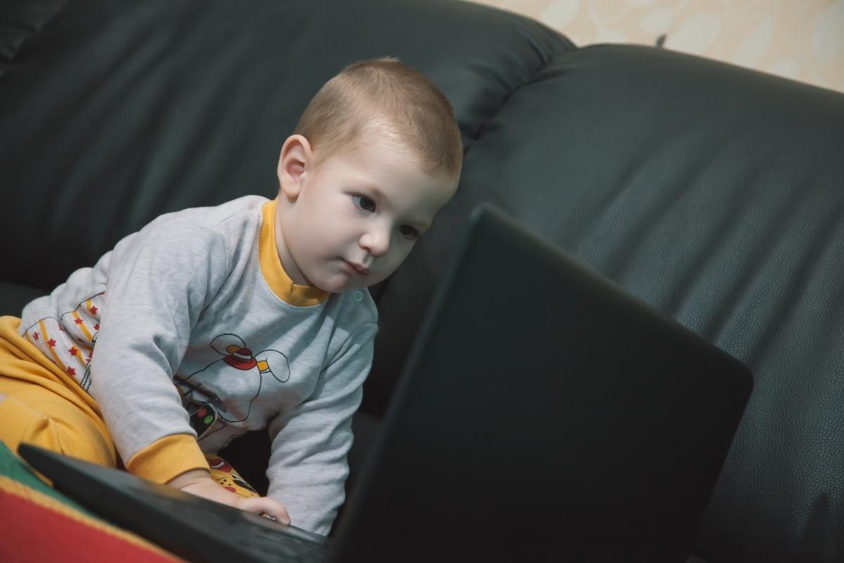 Rodzic kontrolujący bezpieczeństwo dziecka w internecie za pomocą aplikacji Beniamin na smartfonie