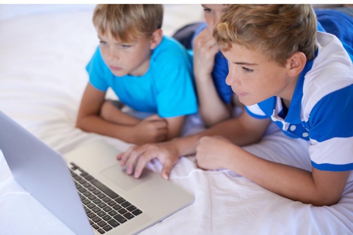 Rodzic kontrolujący bezpieczeństwo dziecka na Discordzie za pomocą aplikacji do kontroli rodzicielskiej Beniamin