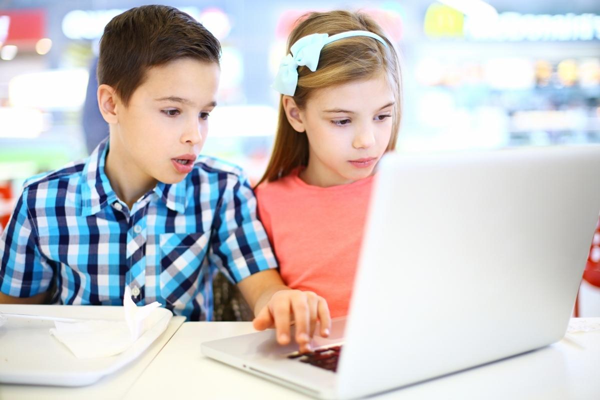 Rodzic sprawdzający bezpieczeństwo dziecka w internecie z pomocą aplikacji kontroli rodzicielskiej Beniamin