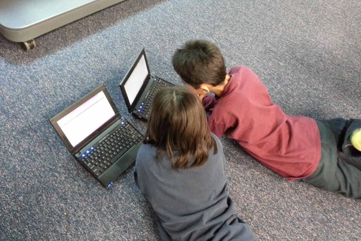 Rodzic sprawdza bezpieczeństwo telefonu dziecka z aplikacją kontroli rodzicielskiej Beniamin