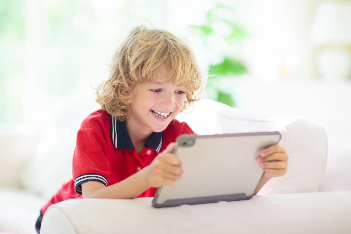 Rodzic korzystający z aplikacji Beniamin do monitorowania aktywności dziecka w internecie na laptopie i smartfonie