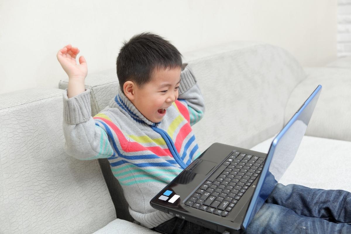 Rodzic rozmawiający z dzieckiem o bezpiecznym korzystaniu z internetu i kontroli rodzicielskiej