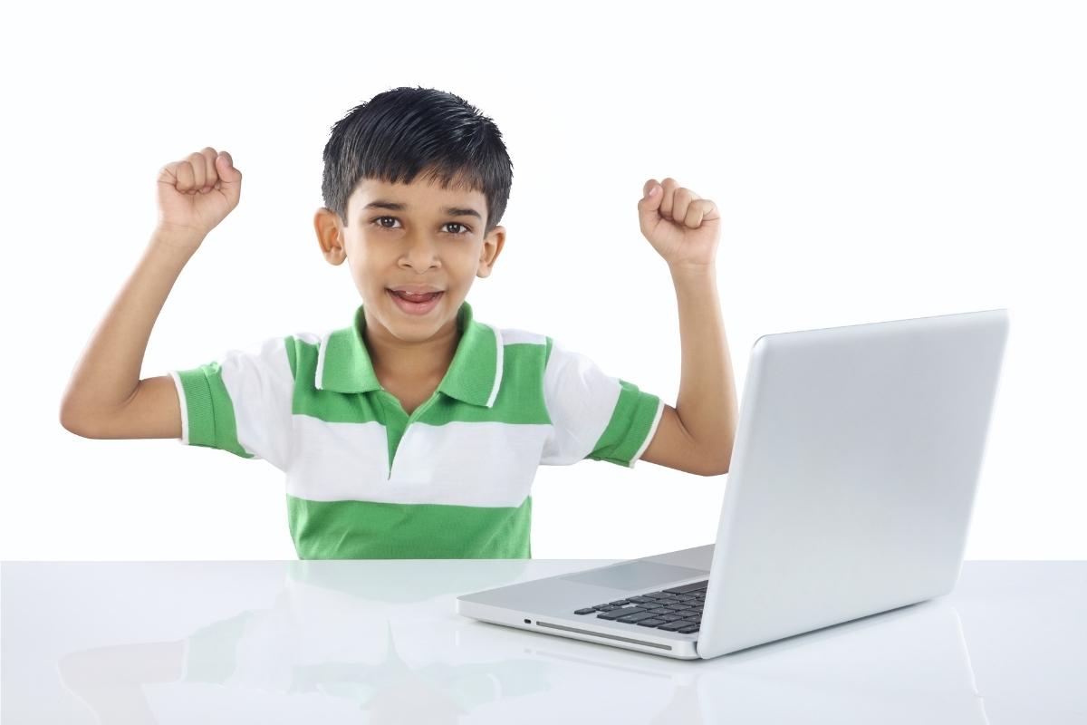 Rodzic korzystający z aplikacji Beniamin do kontroli rodzicielskiej dbający o bezpieczeństwo dziecka w internecie w 2026 roku