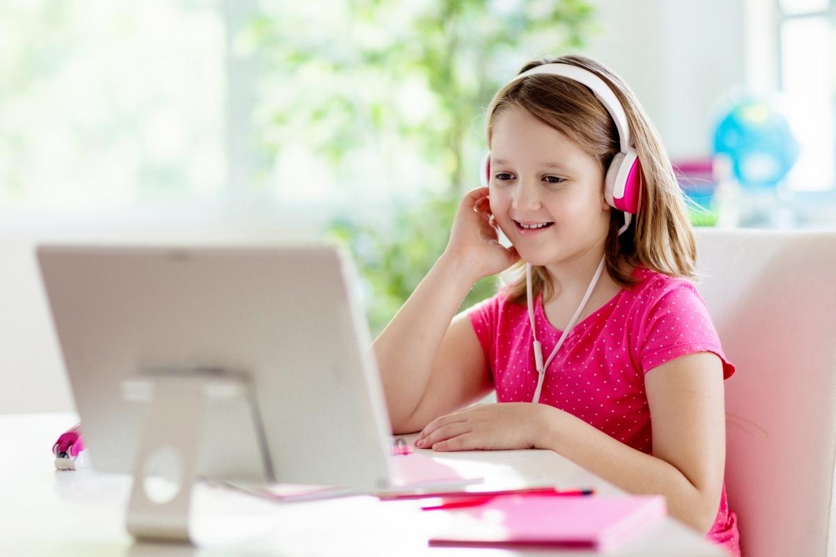 Rodzic sprawdzający lokalizację dziecka w aplikacji Beniamin na smartfonie dla bezpieczeństwa na co dzień