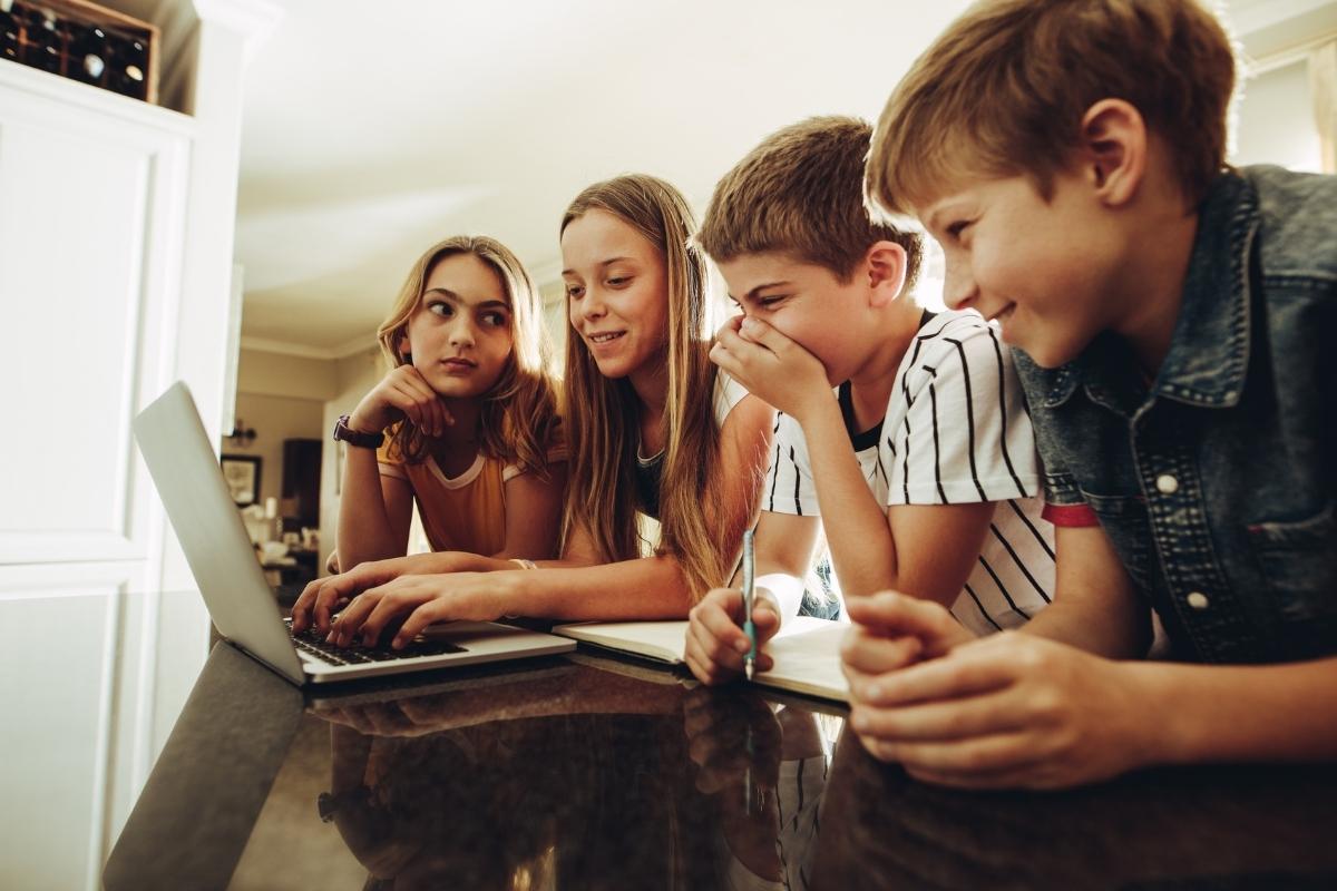 Rodzic sprawdza telefon Samsung pod kątem ukrytych gier w Secure Folder, podczas gdy dziecko bawi się w tle