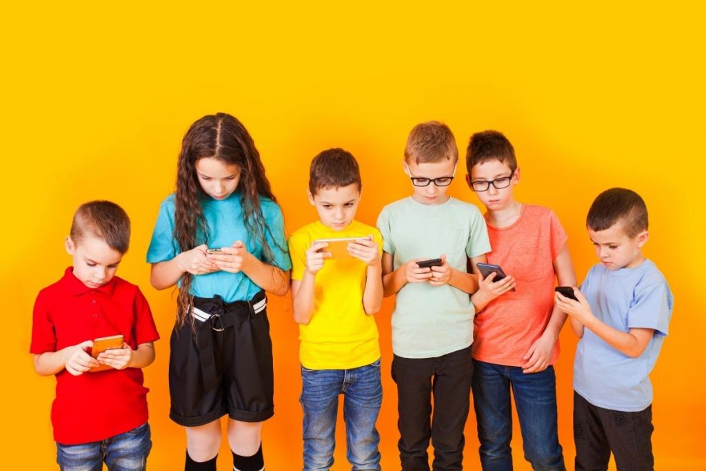 Kontrola Social Mediów Dziecka: Co Monitorować w Erze TikToka