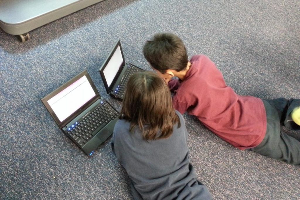 Cyfrowa wyprawka ucznia: Jakie zabezpieczenia na pierwszym telefonie?