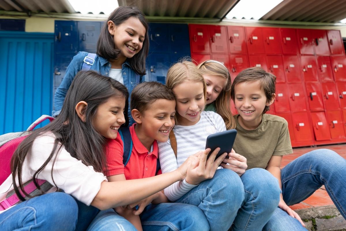 Czy AI może uzależnić? Mechanizmy algorytmów zatrzymujących dzieci przed ekranem