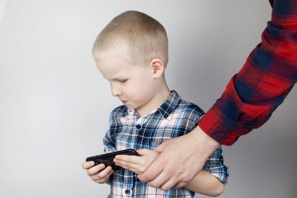 Dlaczego dzieci ufają AI bardziej niż rodzicom? Budowanie autorytetu w dobie technologii