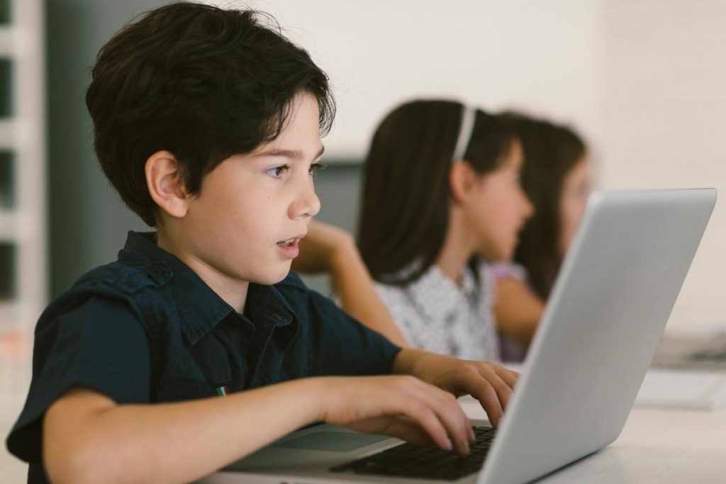 Grooming online – po czym poznać, że dziecko jest celem manipulacji?