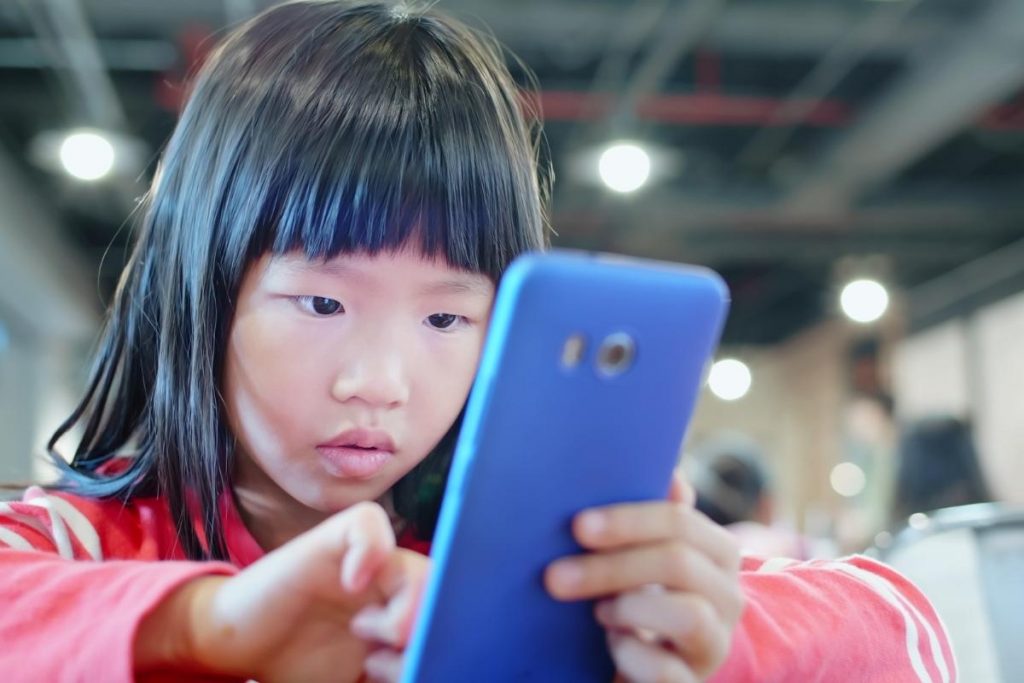 Oszustwa „na dziecko” w wersji 2.0: Jak AI pomaga cyberprzestępcom