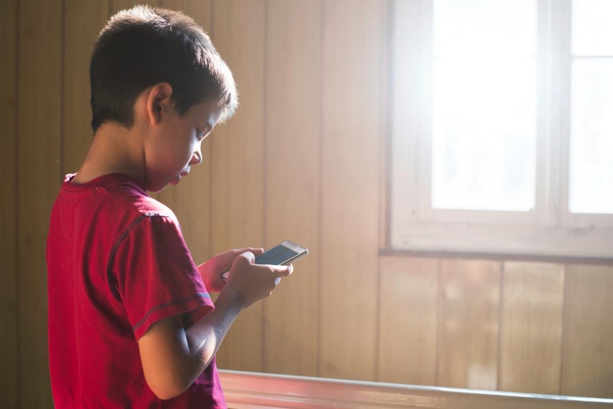 Telefon dziecka ciągle się rozładowuje? Sprawdź, co działa w tle