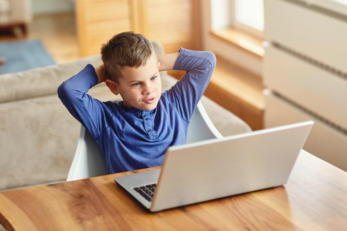 Różnica między ochroną a szpiegowaniem – gdzie jest granica