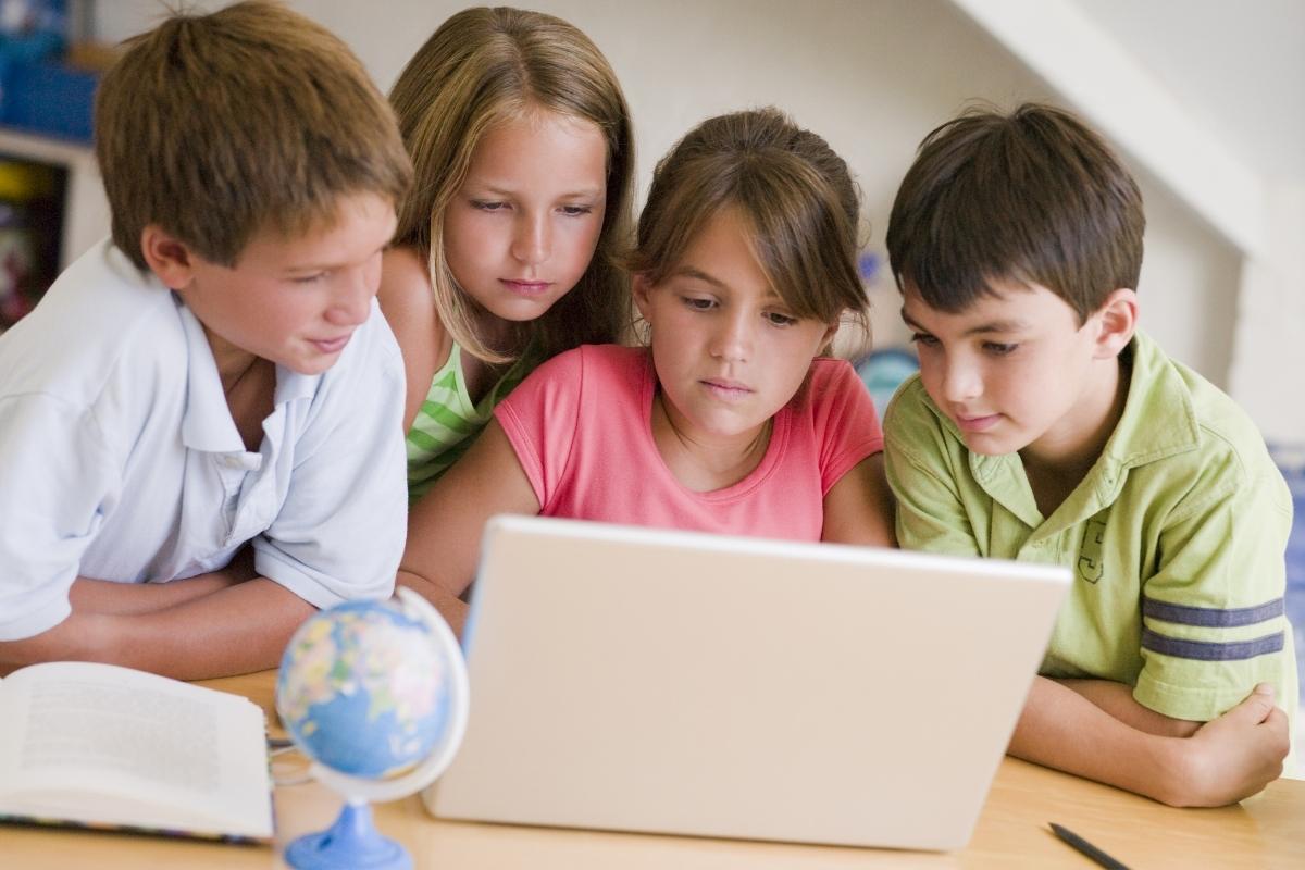 Telefon dziecka po lekcjach – gdzie naprawdę spędza czas?